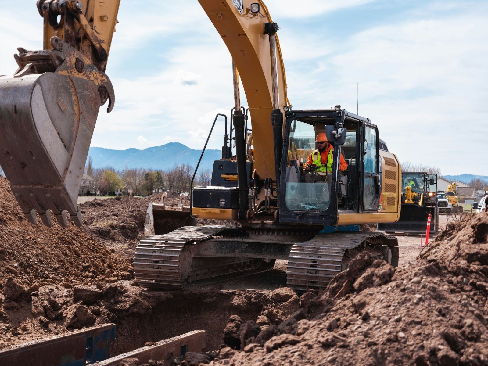 Earthmoving in Summer: Heat Management for Machines & Operators